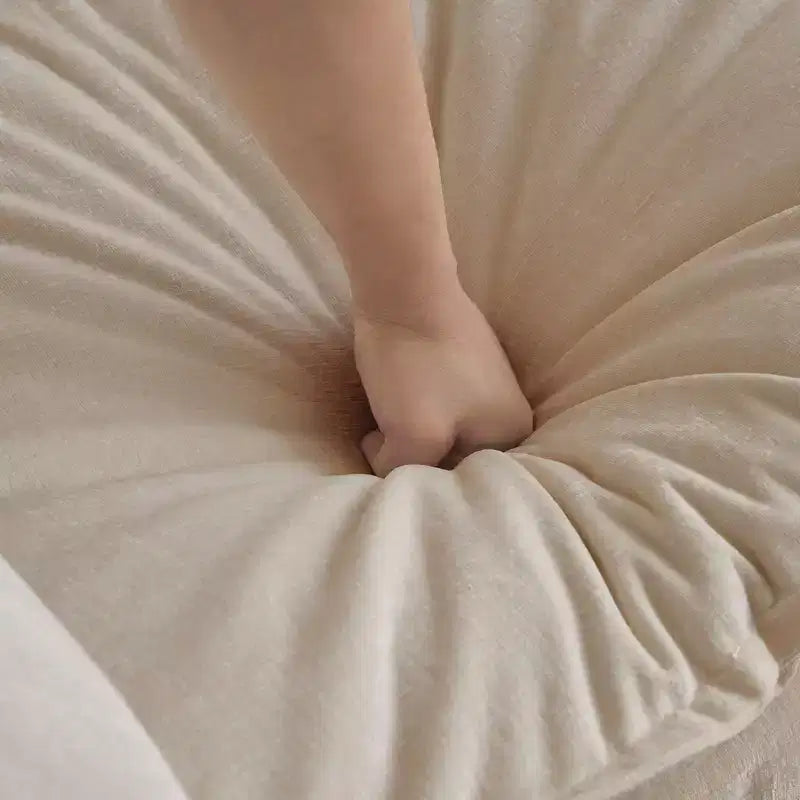 Sillón decorativo tapizado en crema, respaldo de almohada, para 1 persona