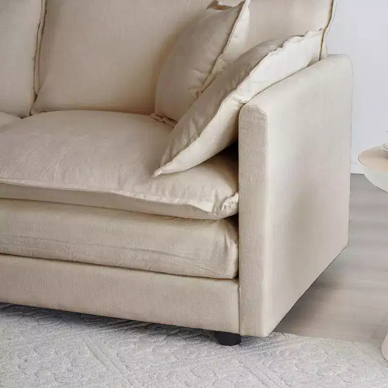 Sillón decorativo tapizado en crema, respaldo de almohada, para 1 persona