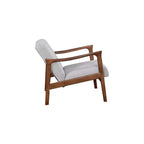 Sillón individual tapizado en gris con estructura de madera