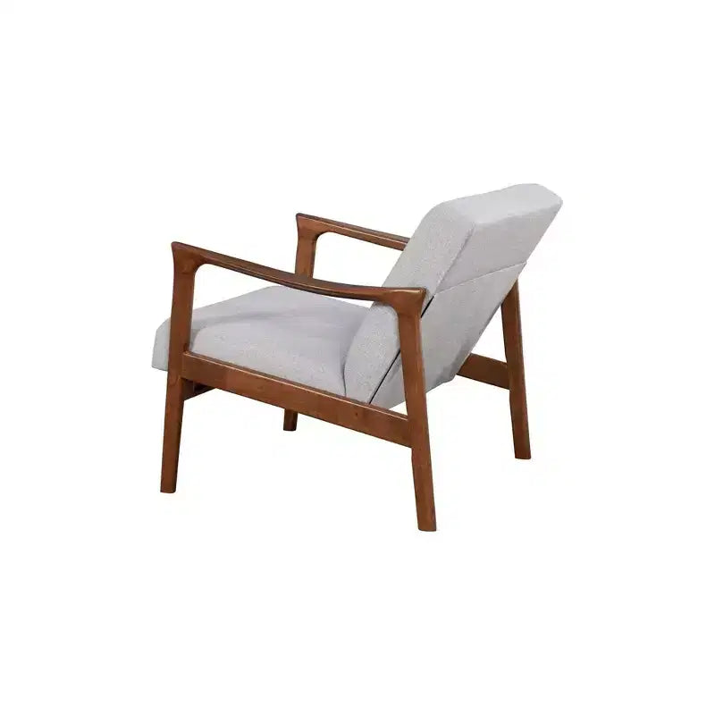 Sillón individual tapizado en gris con estructura de madera