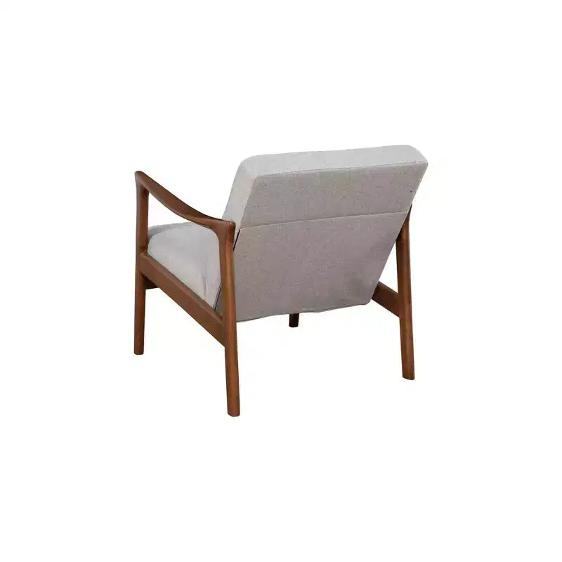 Sillón individual tapizado en gris con estructura de madera