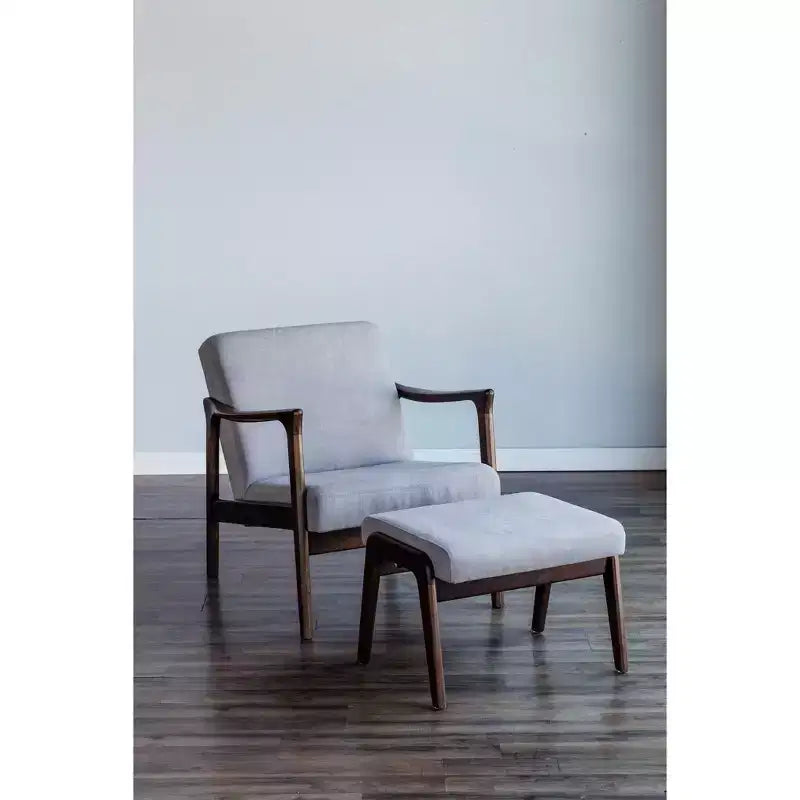 Sillón individual tapizado en gris con estructura de madera