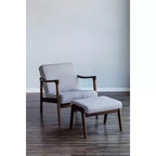 Sillón individual tapizado en gris con estructura de madera