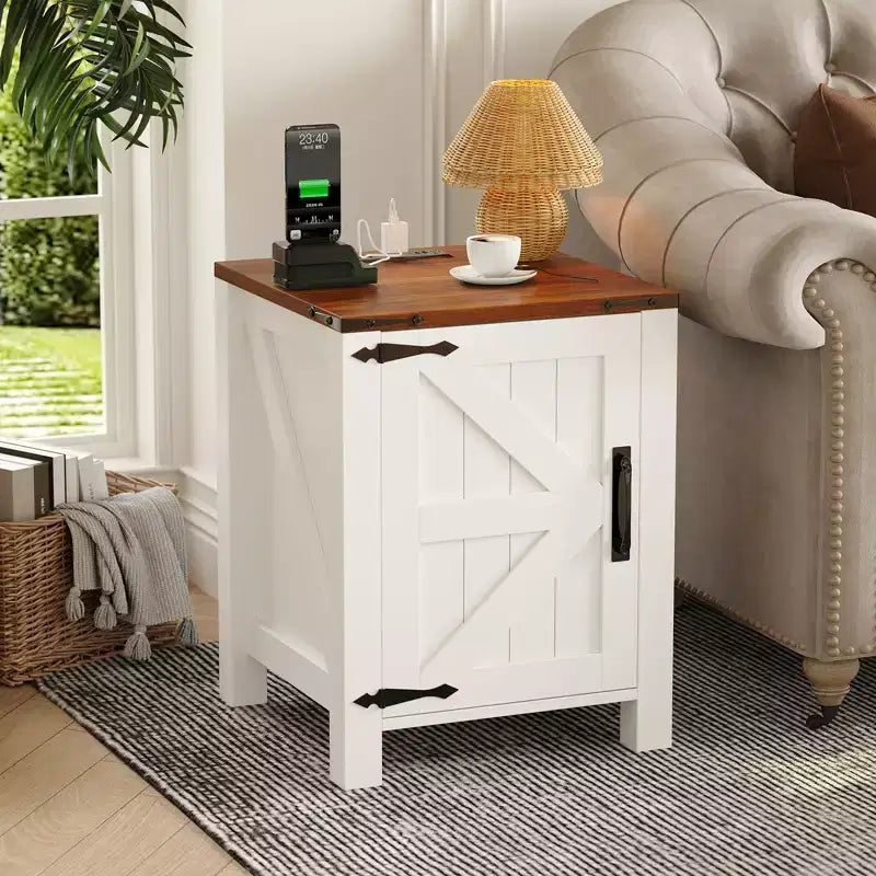 Mesita de noche rústica marrón estilo casa de campo, estilo puerta corredera de granero, juego de 2, con estación de carga USB