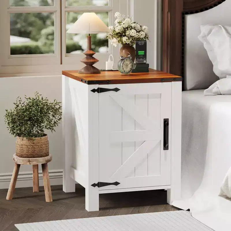 Mesita de noche rústica marrón estilo casa de campo, estilo puerta corredera de granero, juego de 2, con estación de carga USB