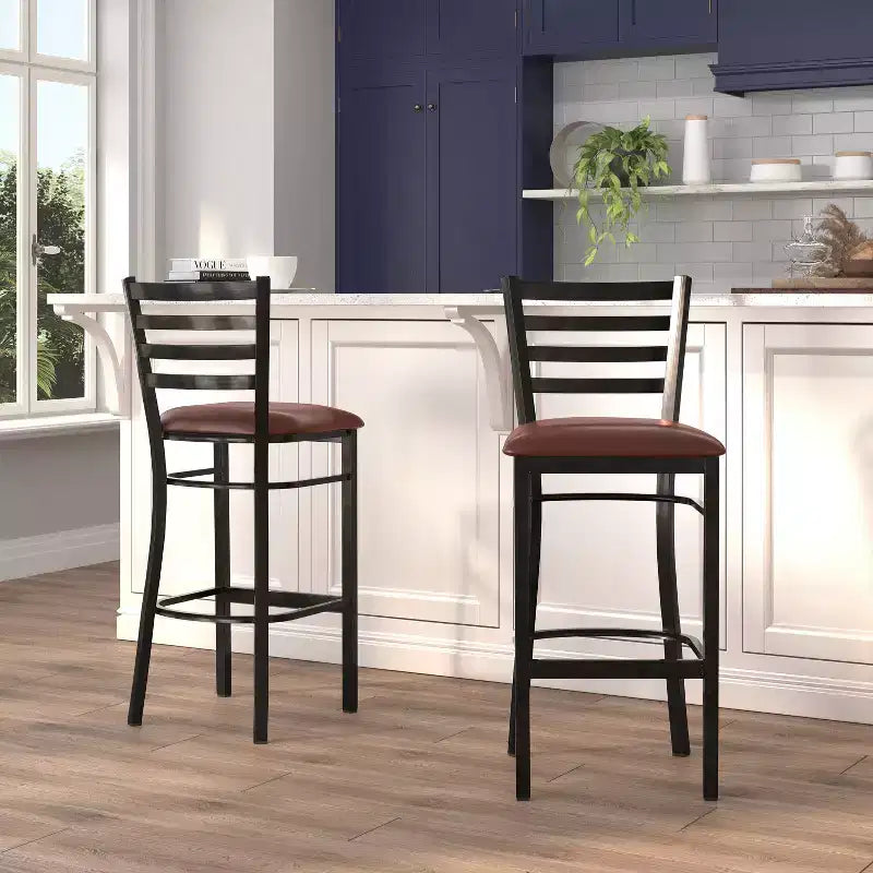 Taburete de bar con respaldo de escalera y estructura de metal negro, asiento multicolor — Juego de 2