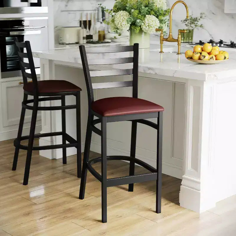 Taburete de bar con respaldo de escalera y estructura de metal negro, asiento multicolor — Juego de 2