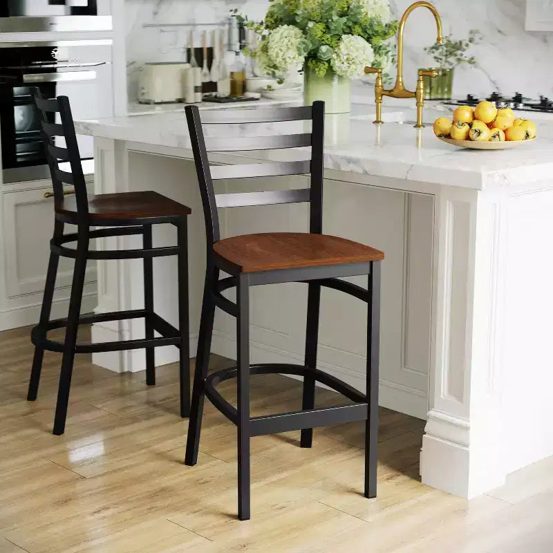 Taburete de bar con respaldo de escalera y estructura de metal negro, asiento multicolor — Juego de 2