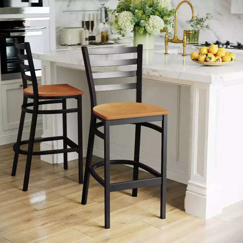 Taburete de bar con respaldo de escalera y estructura de metal negro, asiento multicolor — Juego de 2