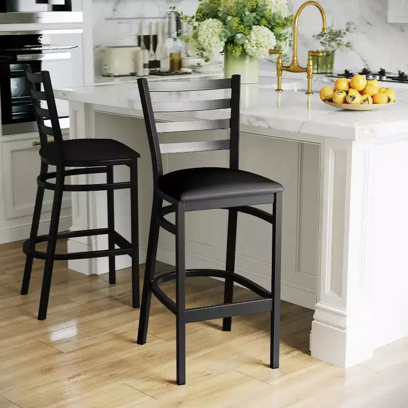 Taburete de bar con respaldo de escalera y estructura de metal negro, asiento multicolor — Juego de 2